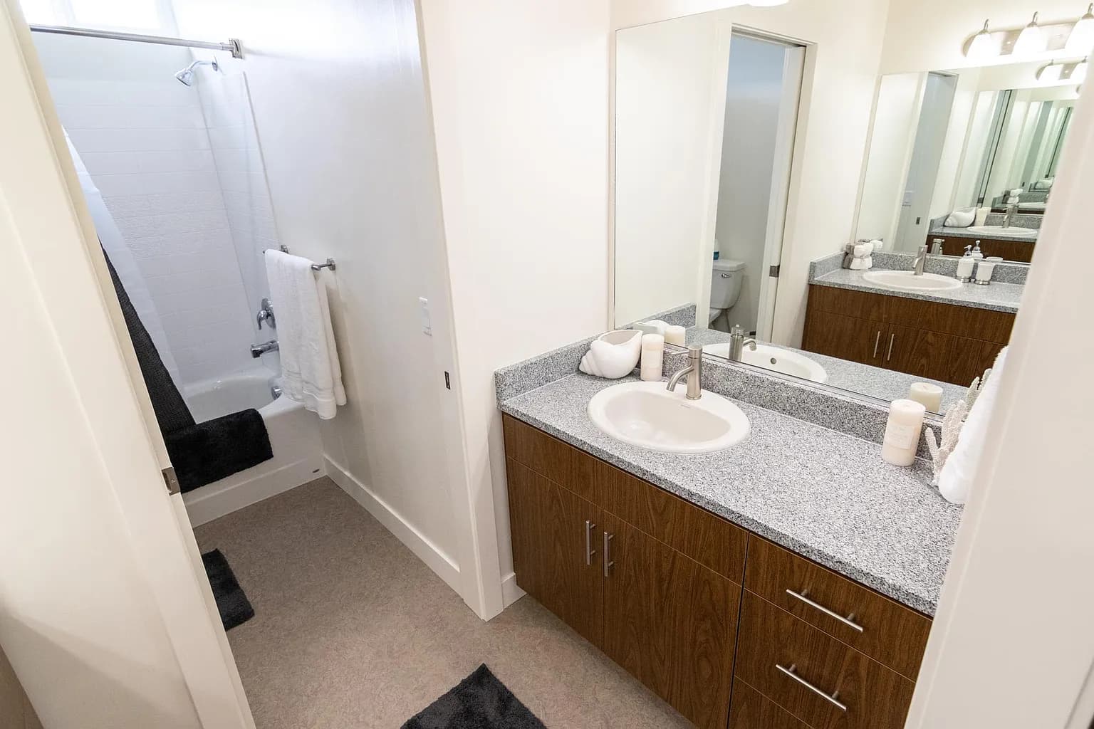 Bruno's Place-bathroom