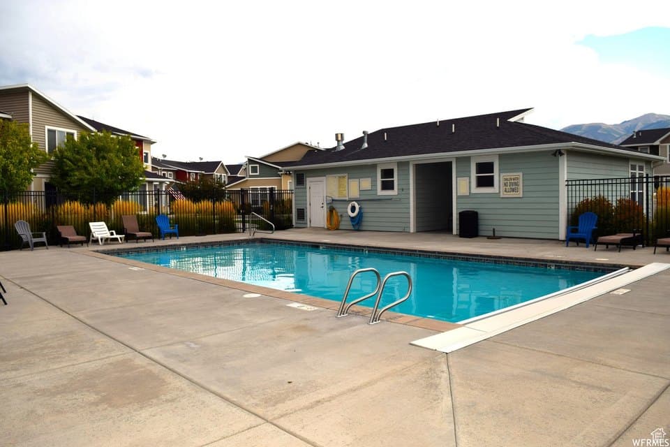 Crestview Apartments-swimingpool