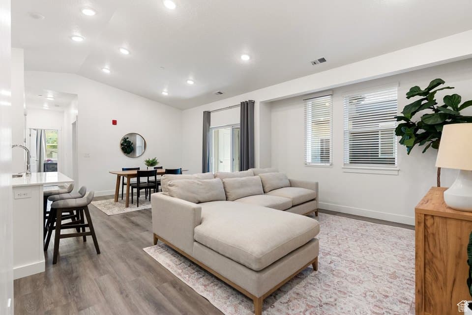 Crestview Apartments-livingarea