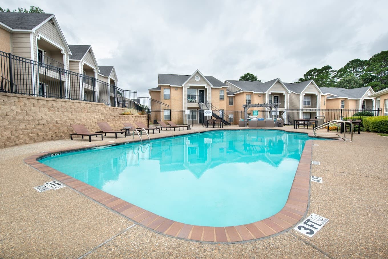 University Pines Apartments SWIMING POOL