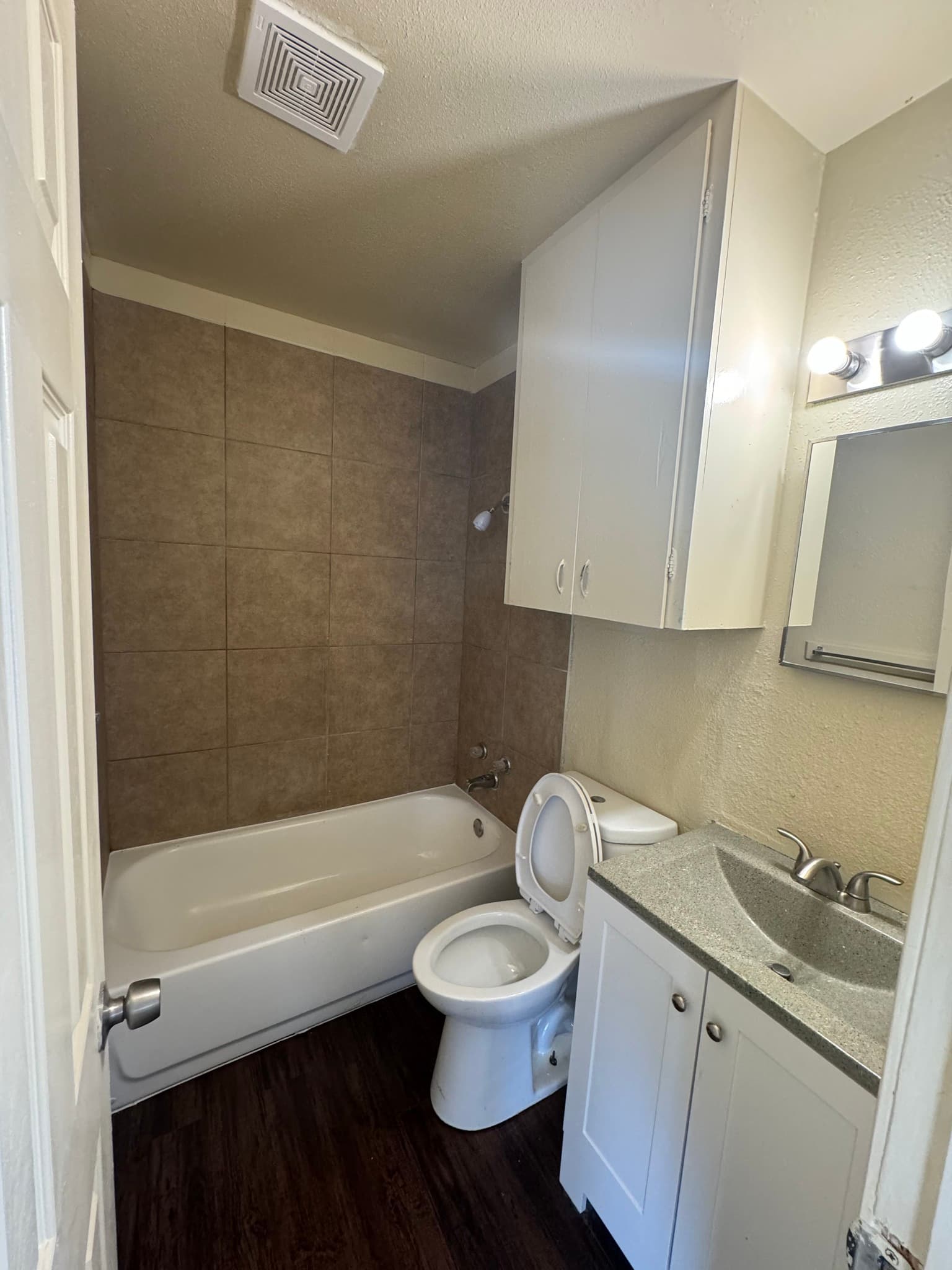 Hillside Manor bathroom