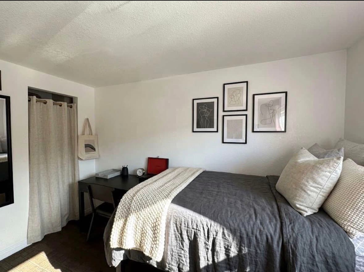 $220/mo private women’s room
