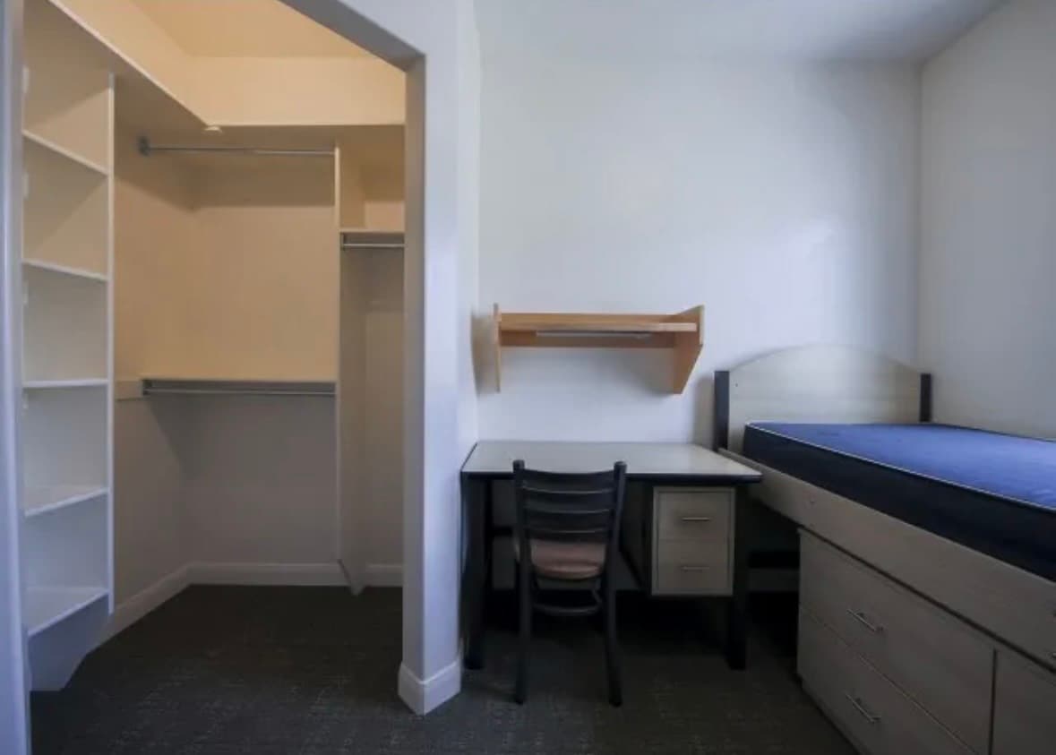 Men’s Private Room at the Isles