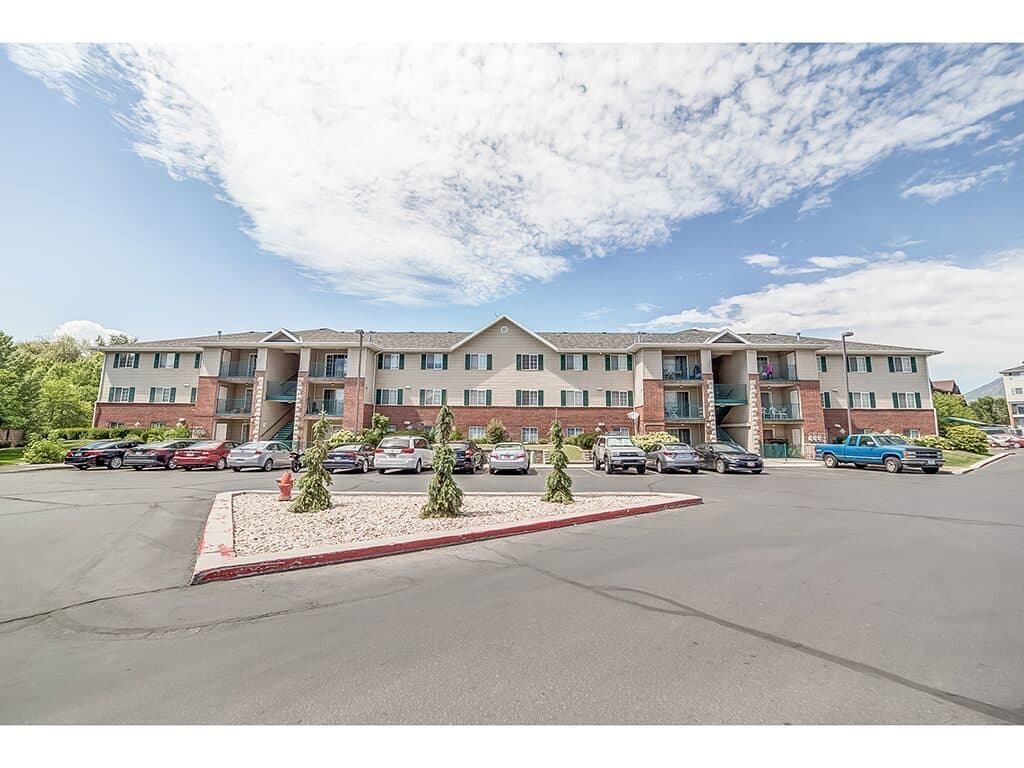 WINDSOR PARK #106 – Middle w/ uncovered parking