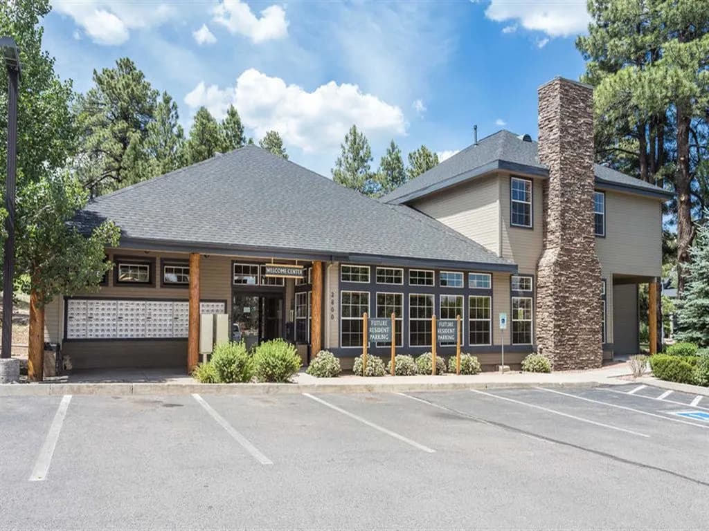 3 bed / 3 bath - Private