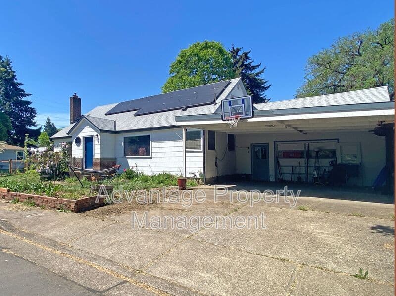 1920 SE Debord St