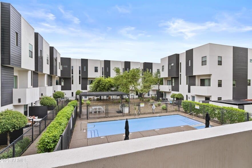 325 E Coronado Rd