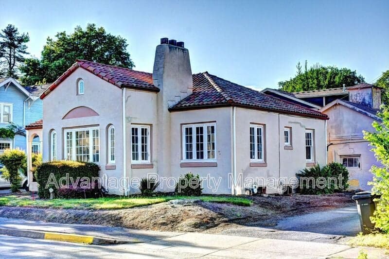 2015 NW Van Buren Ave
