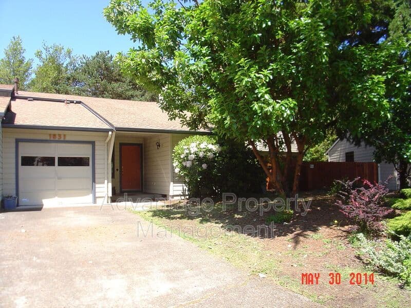 1831 NW Grant Cir