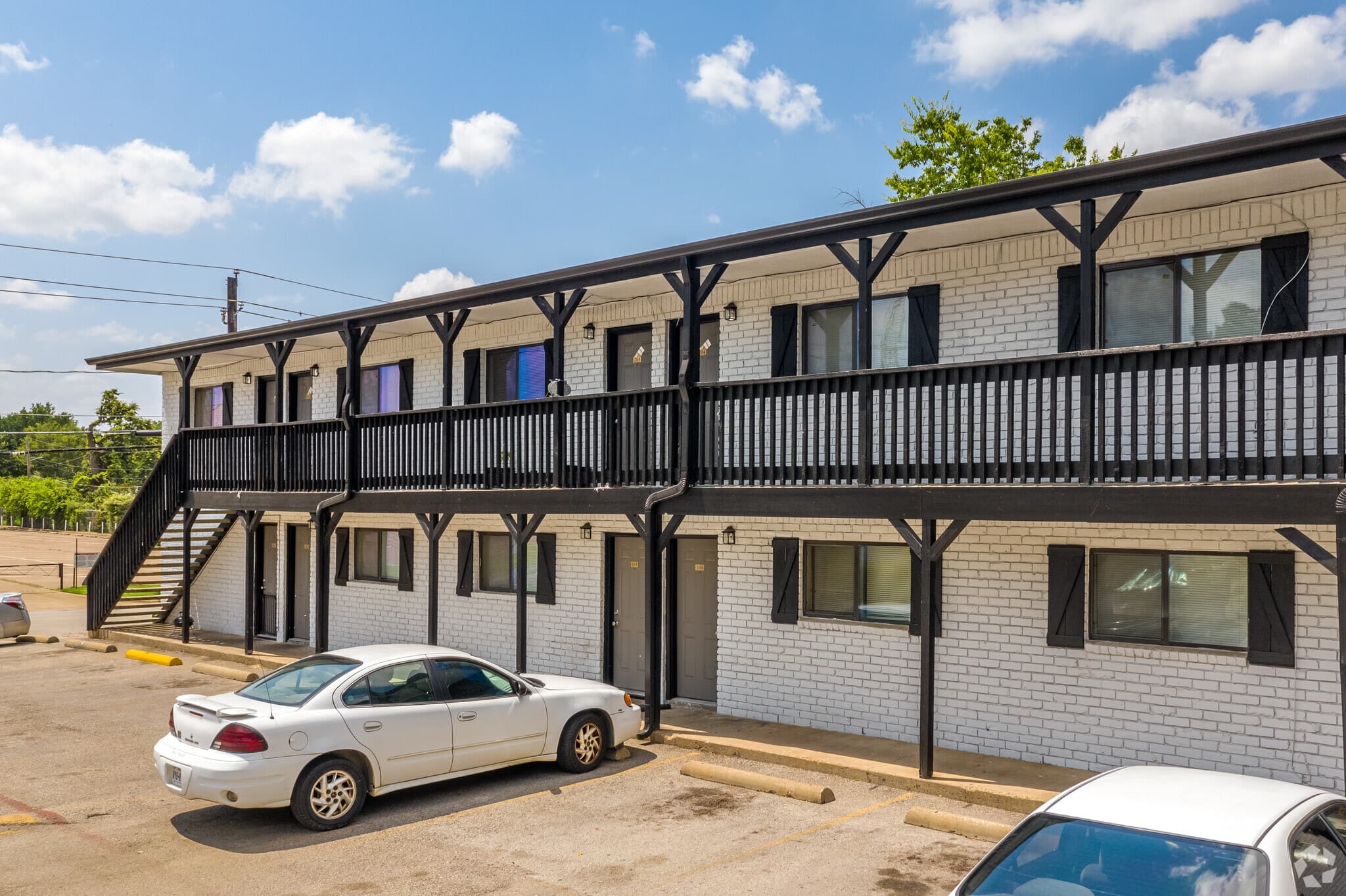 Oak Street Flats: Ranch Style Fully Remode...