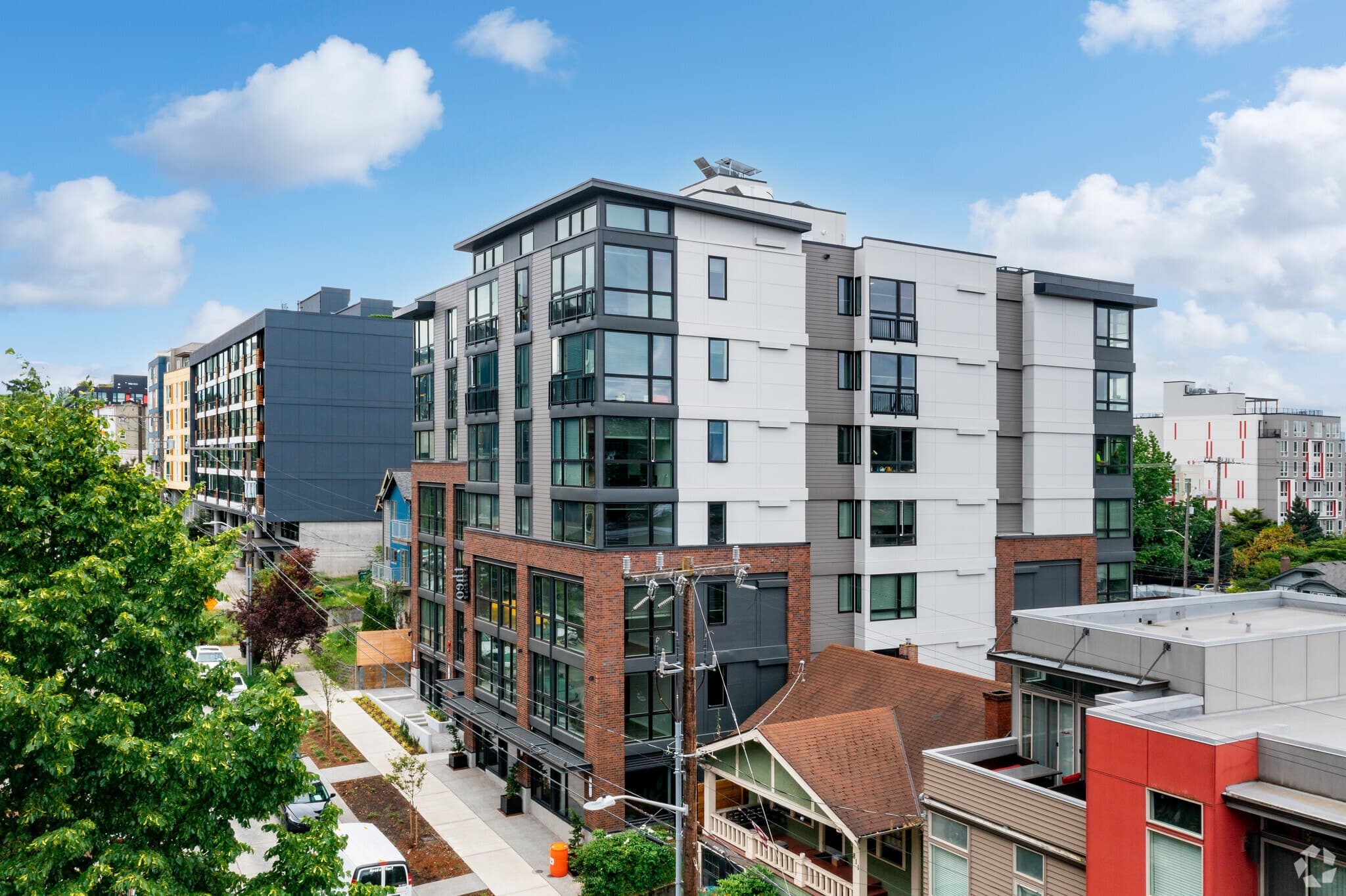 Theo Apartments