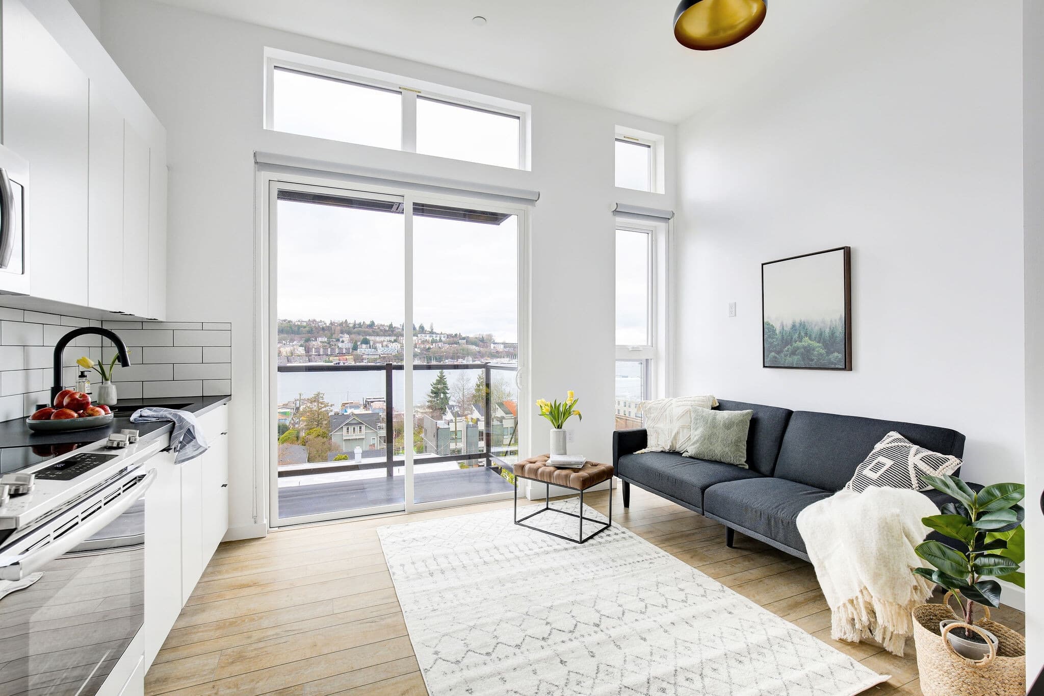 Welcome to Lakeview! - Live in Luxury & St...
