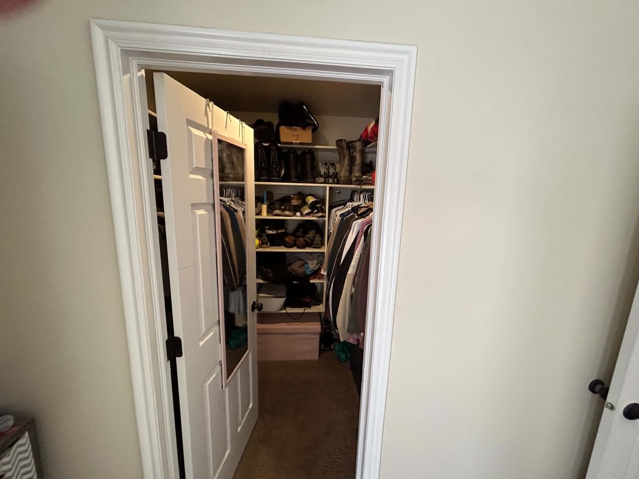 Top-Floor 1x1 near BYU w/ Vaulted Ceilings & Walk-In Closet, Free Rent until August 11th