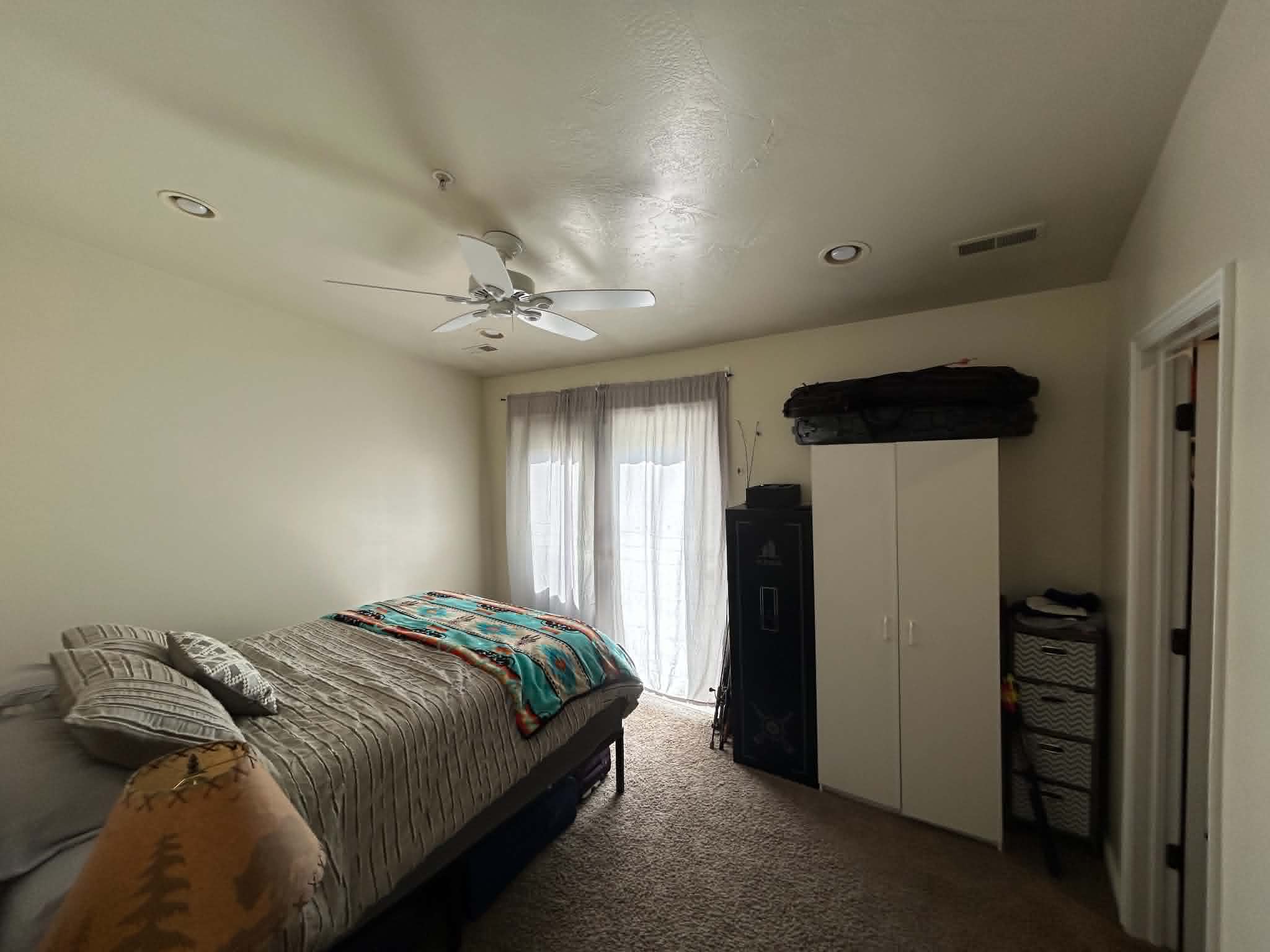 Top-Floor 1x1 near BYU w/ Vaulted Ceilings & Walk-In Closet, Free Rent until August 11th