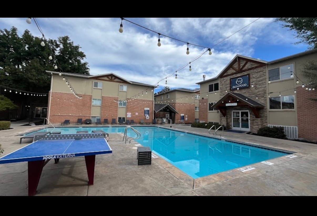 Awesome complex close to campus!