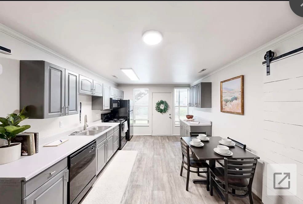 **URGENT NEED TO SELL** Girls Private Room Unit at Crestwood Apartments in Provo!! Near BYU!!