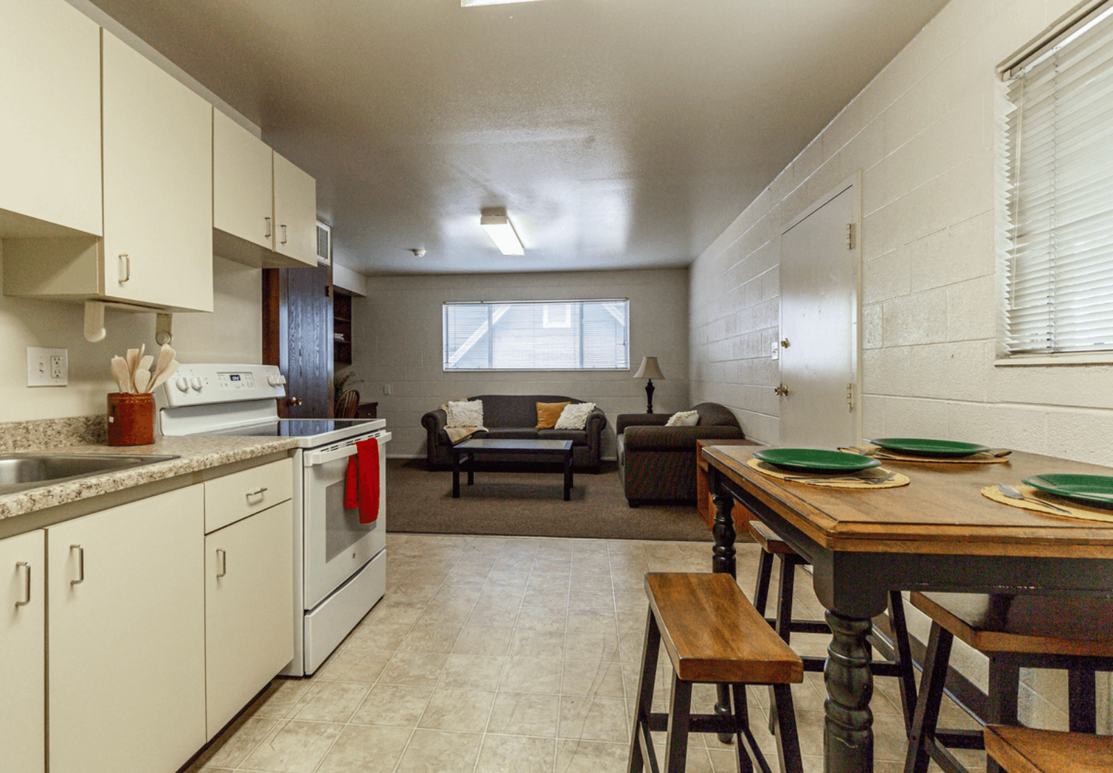 Room near campus with incredible storage space !
