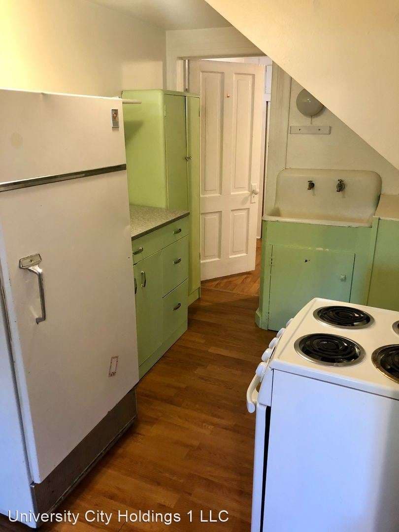 216 E 7th 1/2