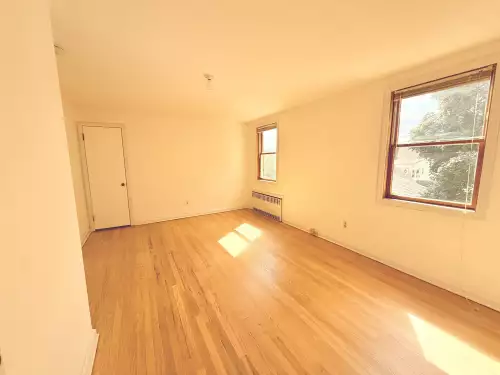 Spacious 2nd-Floor 2-Bed Apartment (Quiet Street