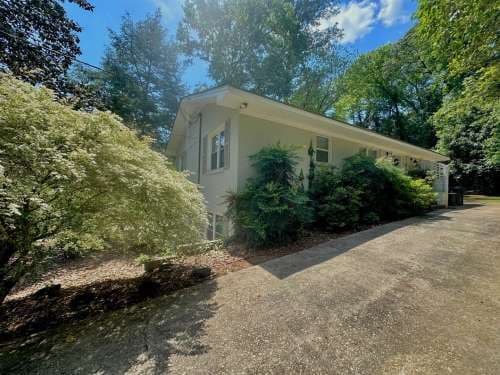 AVAILABLE NOW- SUBLEASE Short distance to Downtown Auburn--One of Kind Home on Sherwood Dr in Auburn