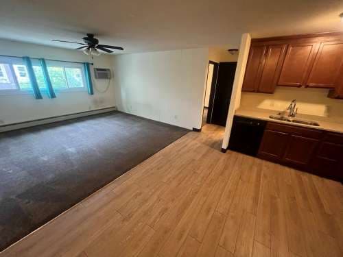 N Lake St