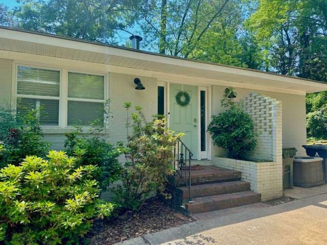 AVAILABLE NOW- SUBLEASE Short distance to Downtown Auburn--One of Kind Home on Sherwood Dr in Auburn