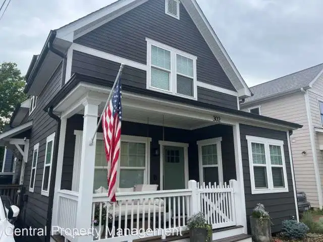 302 S Calhoun St
