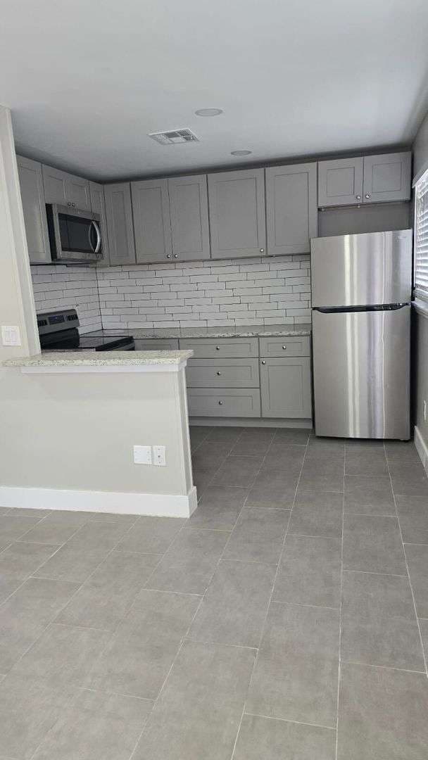 Introducing Our Beautiful 2-Bedroom Home in Fort Myers