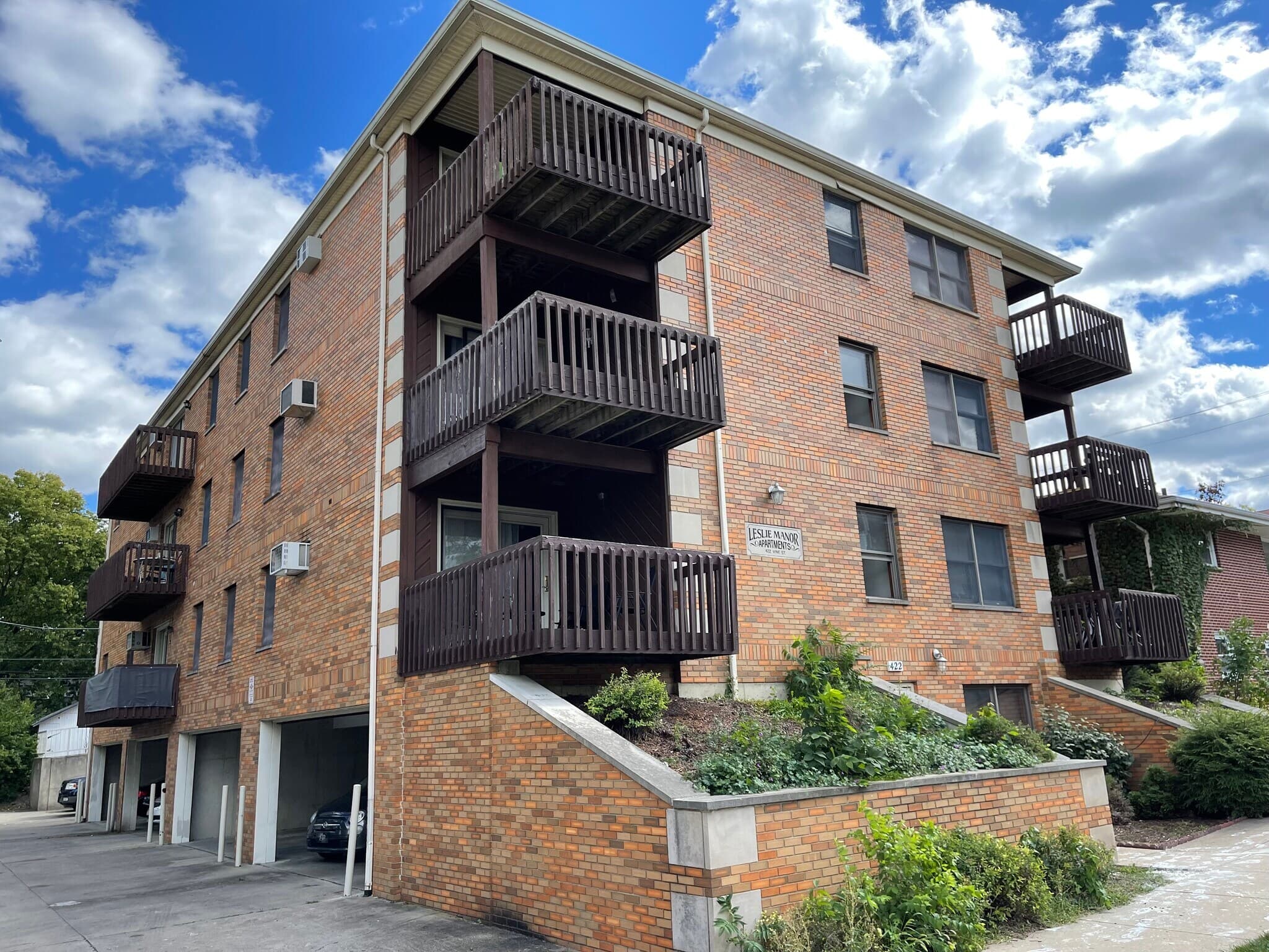 Leslie Manor Apartments