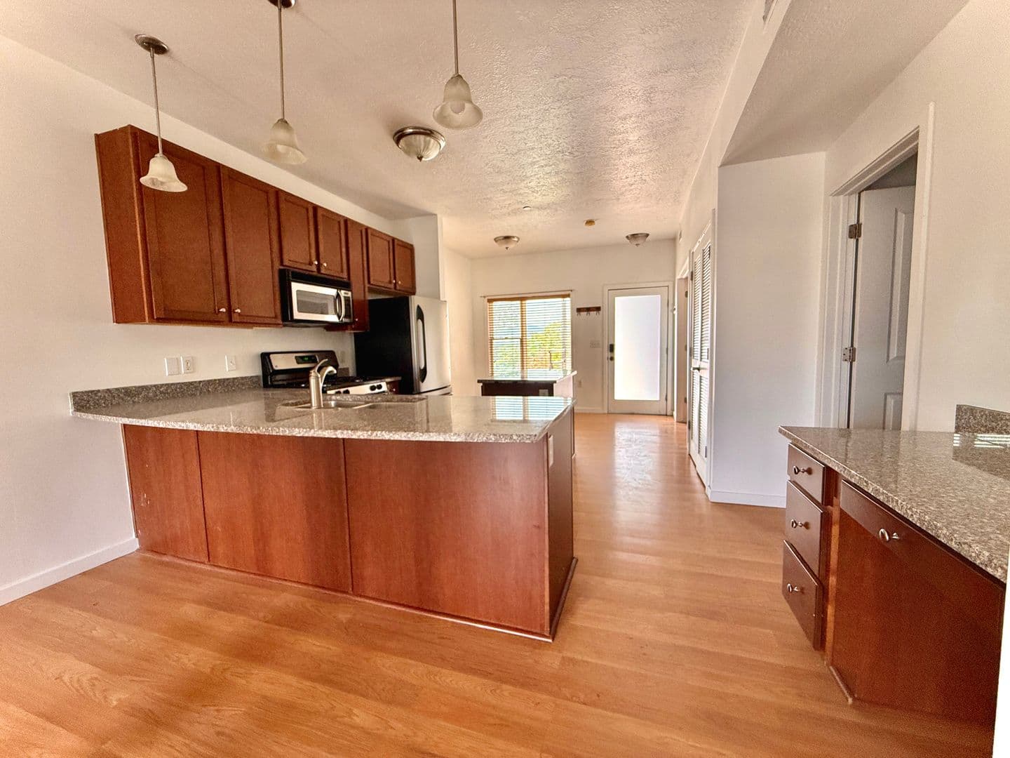 Beautiful 2BR Condo in Gated Community N