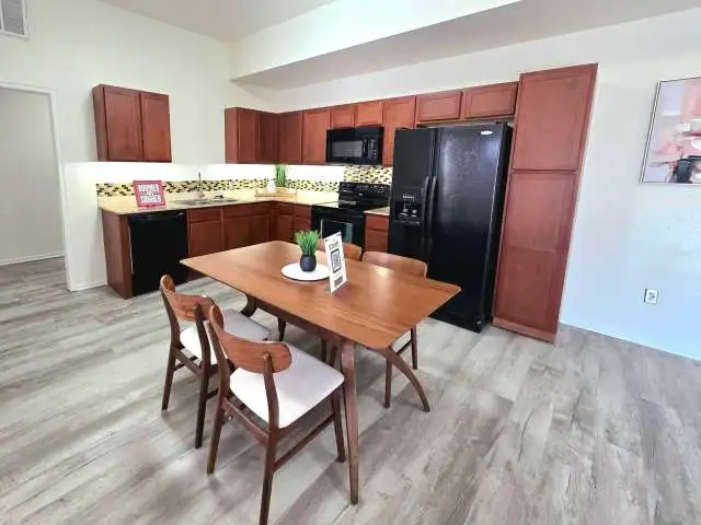 715 Monnett