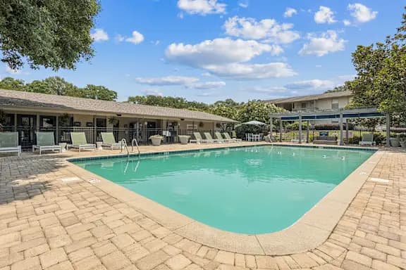 Huntleigh Woods Apartments