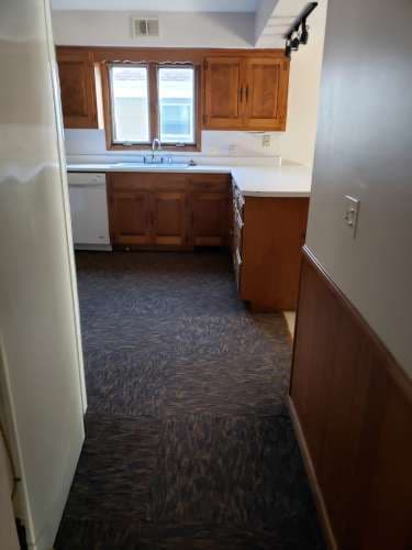 Main level duplex w/spacious shared basement