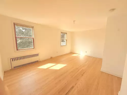 Spacious 2nd-Floor 2-Bed Apartment (Quiet Street