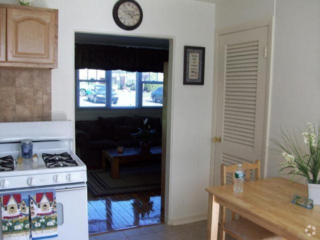 Evergreen Town House Apartments