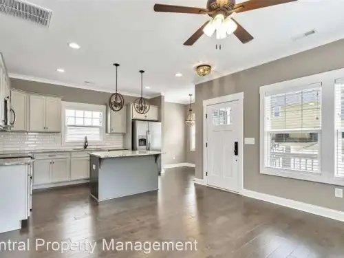 302 S Calhoun St