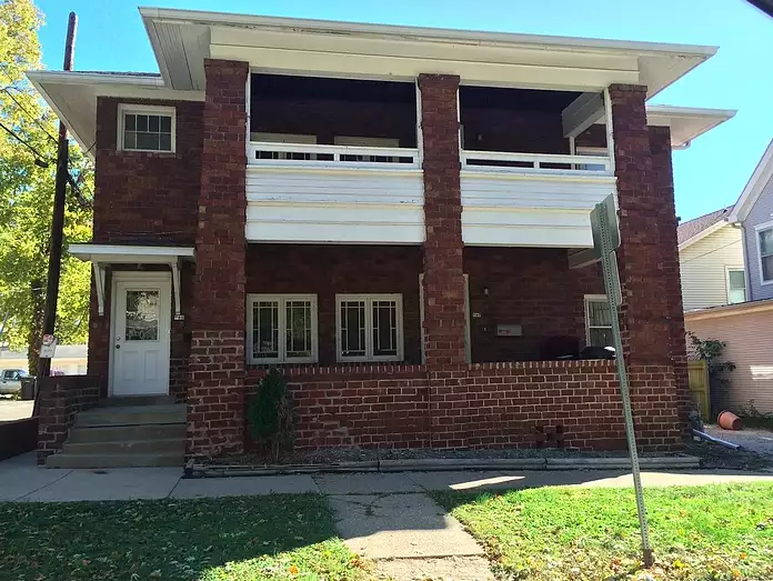 703-705 N Prairie St