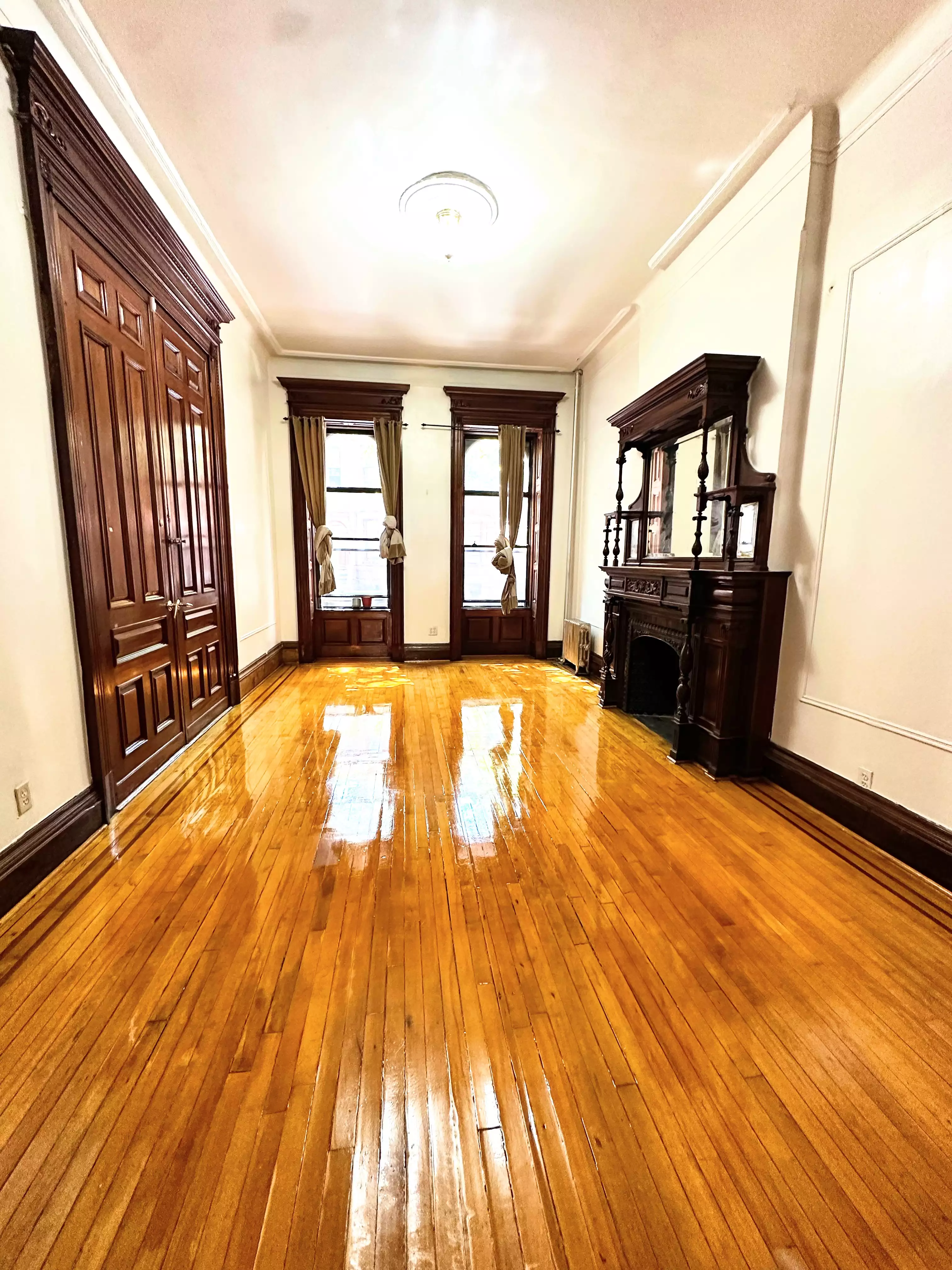 Mega Harlem townhouse 1br