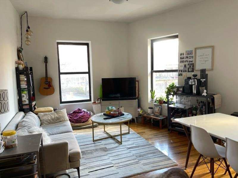 GREAT DEAL! CLASSIC ELEV SUNNY W/ LARGE LIVING ROOM