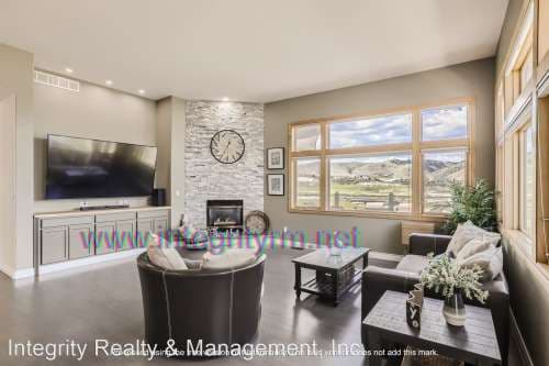147 S Rogers Way