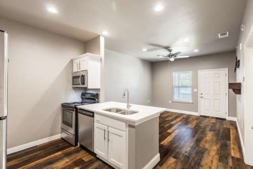 South Campus Luxury Apt.