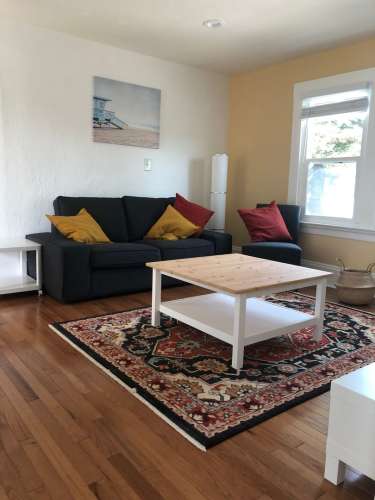 This Victorian FULLY FURNISHED 4bed unit is located in a leafy complex (redwoods