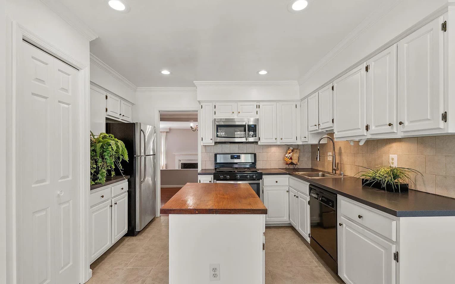 5-MINUTE WALK - CO-ED - FULLY FURNISHED - UTILITIES INCLUDED