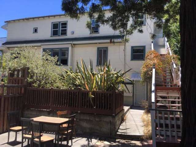 This Victorian FULLY FURNISHED 4bed unit is located in a leafy complex (redwoods