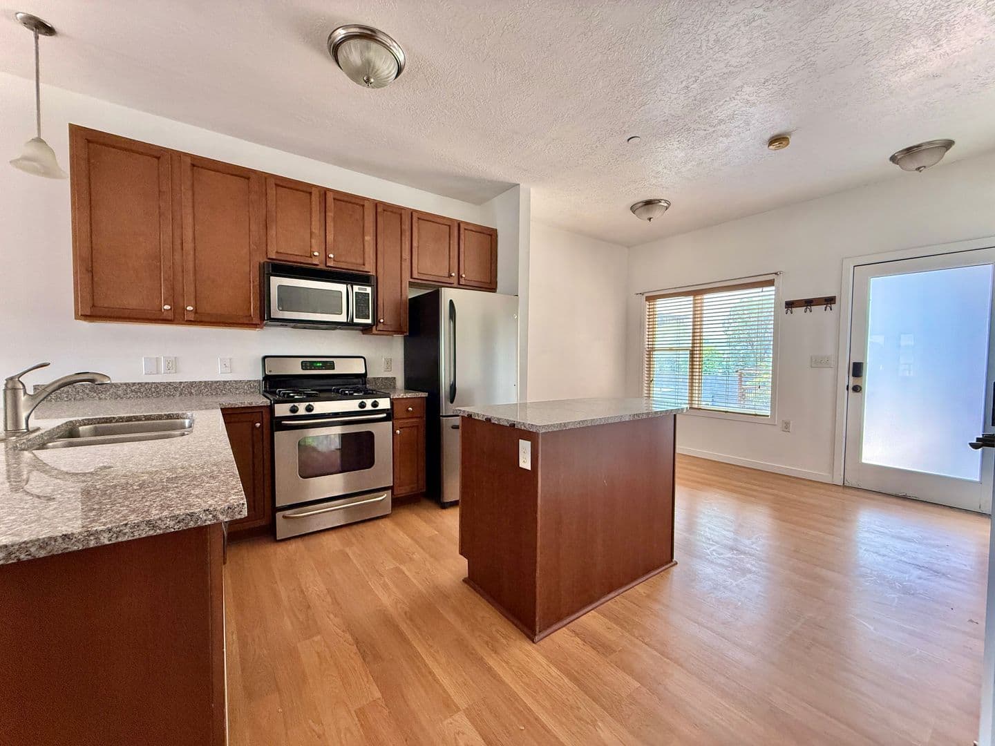 Beautiful 2BR Condo in Gated Community N