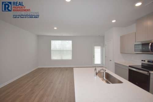 Like new 3bd townhome w/ attached 2 car garage & community pool! Washer/dryer included!