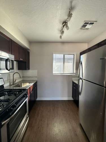 521 E Mariposa ST
