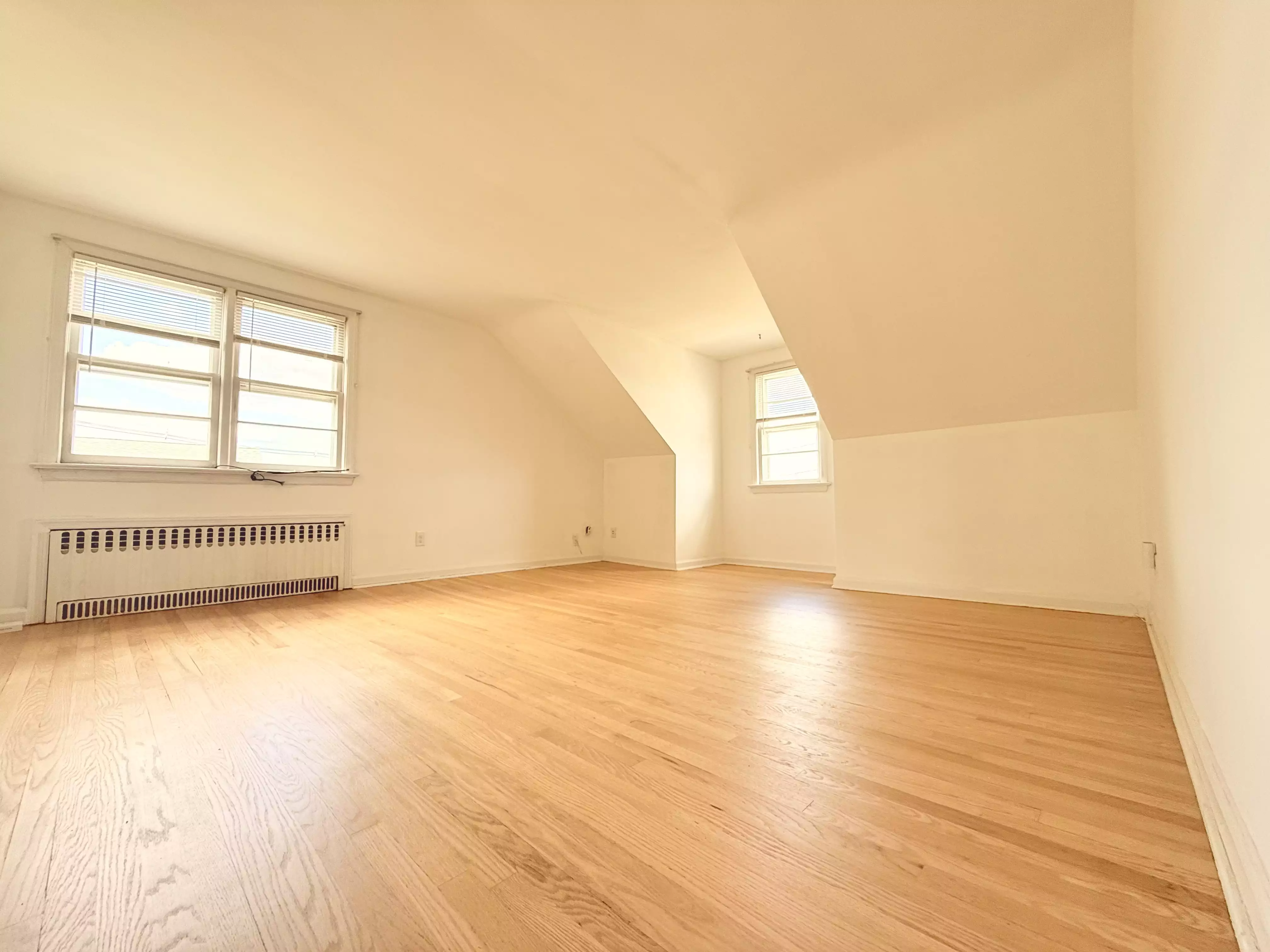 Spacious 2nd-Floor 2-Bed Apartment (Quiet Street