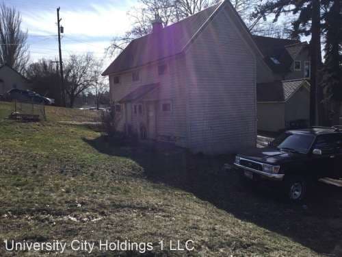 216 E 7th 1/2