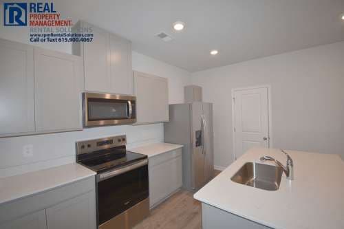 Like new 3bd townhome w/ attached 2 car garage & community pool! Washer/dryer included!